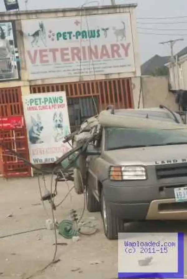 Choi! See What An Eectrical Pole Did To This SUV